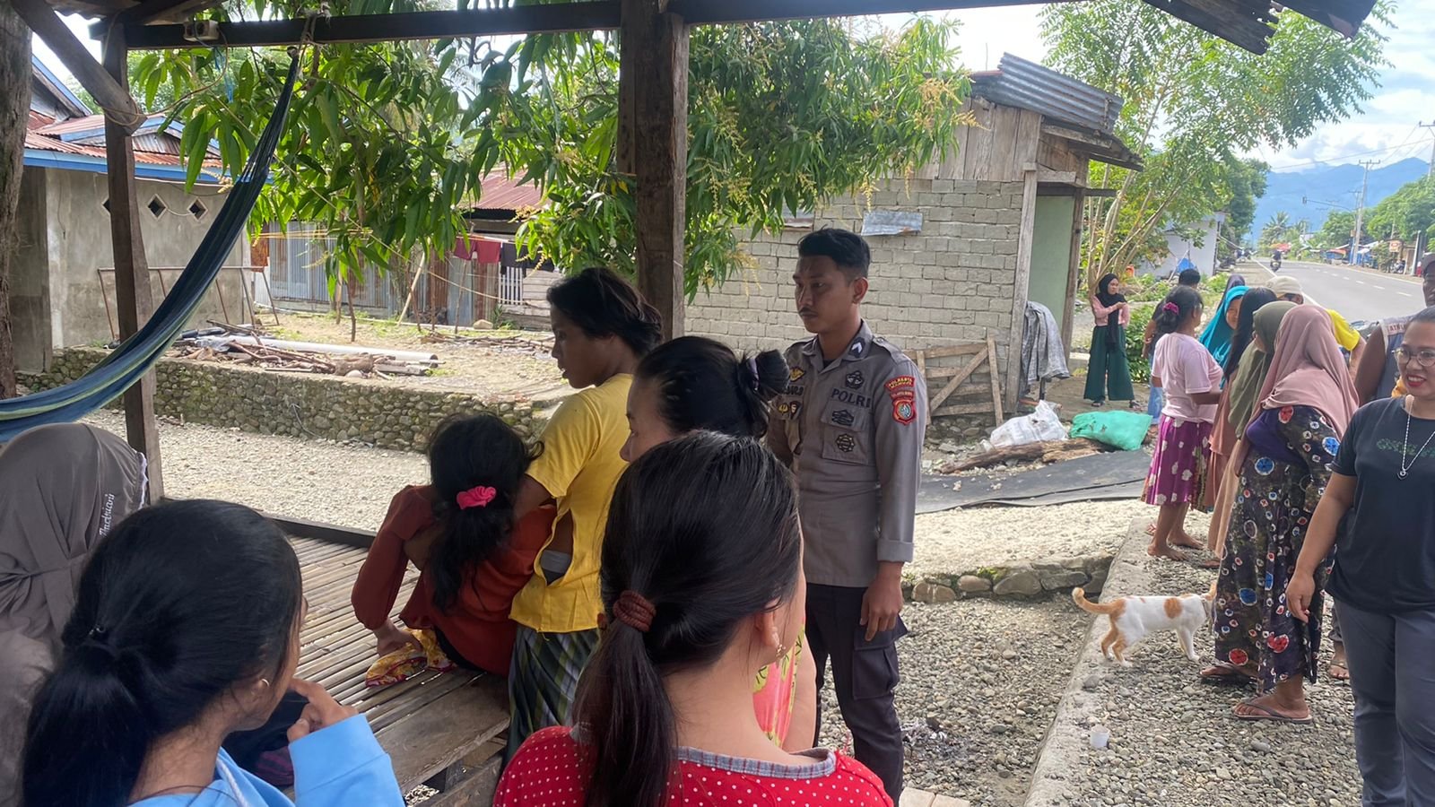 Petugas pos ketupat Tapalang, Polsek Tapalang, Polresta Mamuju membantu pengunjung pasar yang pingsan.