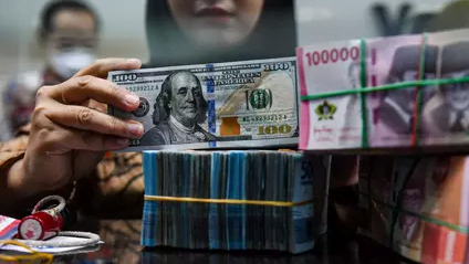 Ilustrasi rupiah melemah