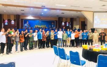 Foto bersama pengurus DPD KNPI Kota Bontang dan Wali Kota Bontang di aula Dinas Pemuda Olahraga dan Pariwisata (Dispopar) Bontang, Rabu (15/4/2024).