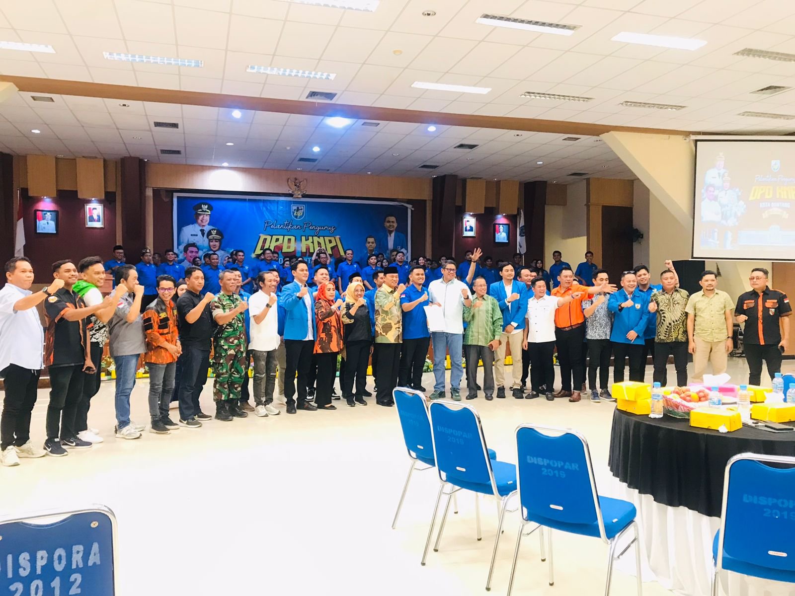 Foto bersama pengurus DPD KNPI Kota Bontang dan Wali Kota Bontang di aula Dinas Pemuda Olahraga dan Pariwisata (Dispopar) Bontang, Rabu (15/4/2024).