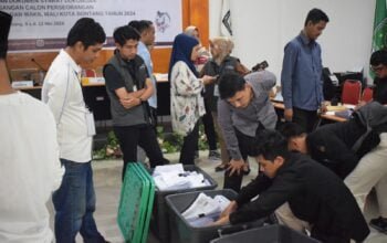 KPU Bontang, Muzarroby Renfly bersama sejumlah staf verifikasi dokumen syarat dukungan pasangan calon perseorangan.