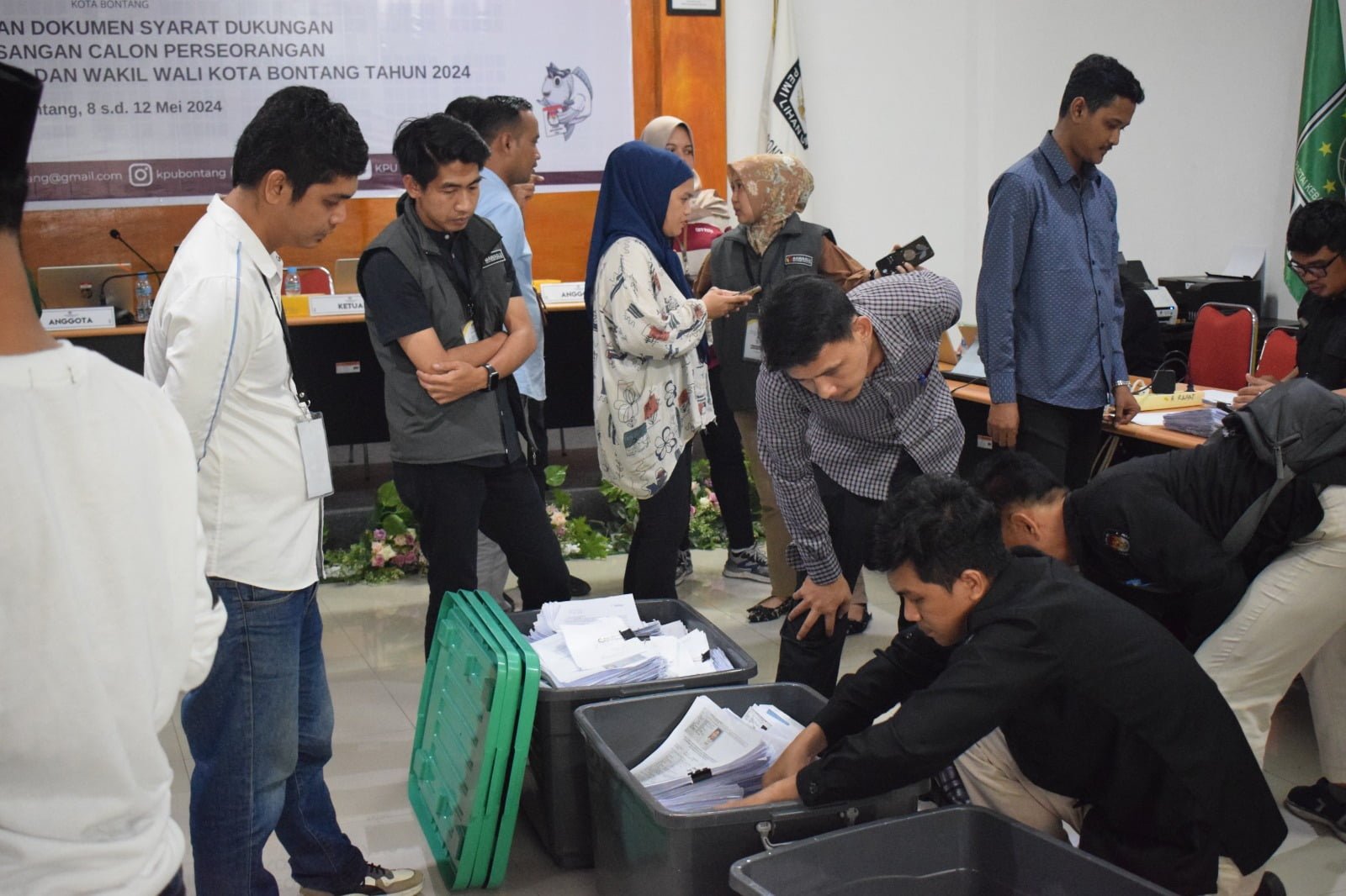 KPU Bontang, Muzarroby Renfly bersama sejumlah staf verifikasi dokumen syarat dukungan pasangan calon perseorangan.