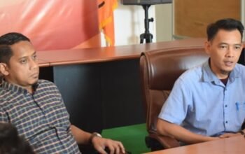 Ketua KPU Bontang Muzarobby Renfly (baju biru), bersama Ketua Bawaslu Bontang Aldi Artrian