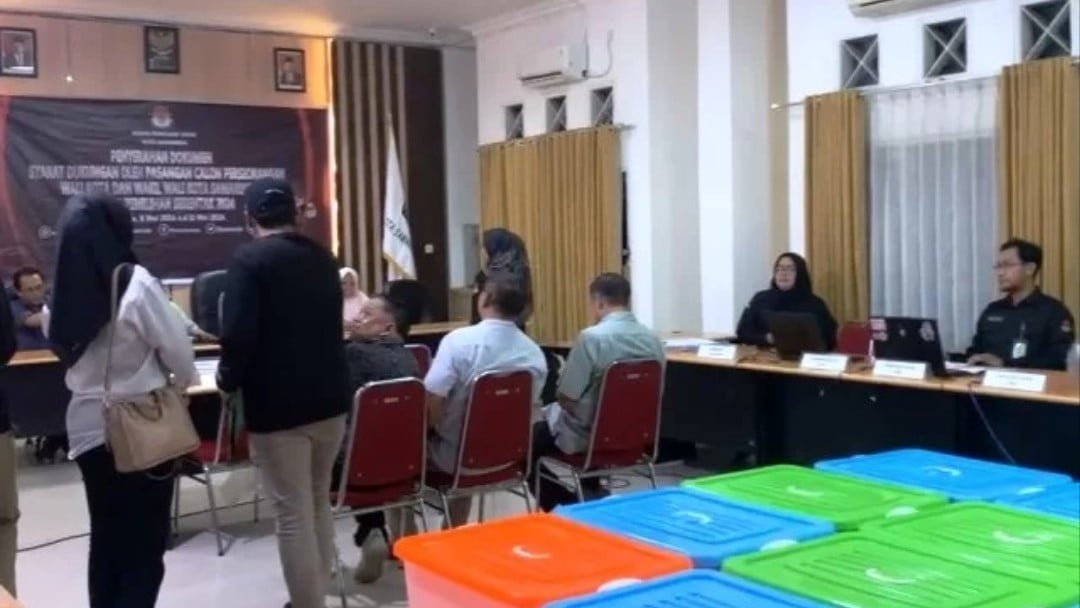 Tim LO pasangan calon perseorangan Andi Harun dan Syaparuddin antarkan dokumen syarat dukungan ke KPU Samarinda, Minggu (12/5/2024).