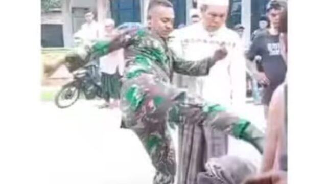 Oknum TNI di Deli Serdang Tendang Kepala Warga