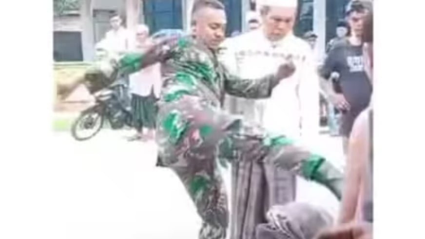 Oknum TNI di Deli Serdang tendang kepala warga usai cekcok karena ditabrak, Rabu (29/5/2024) (Foto: Tangkap Layar)
