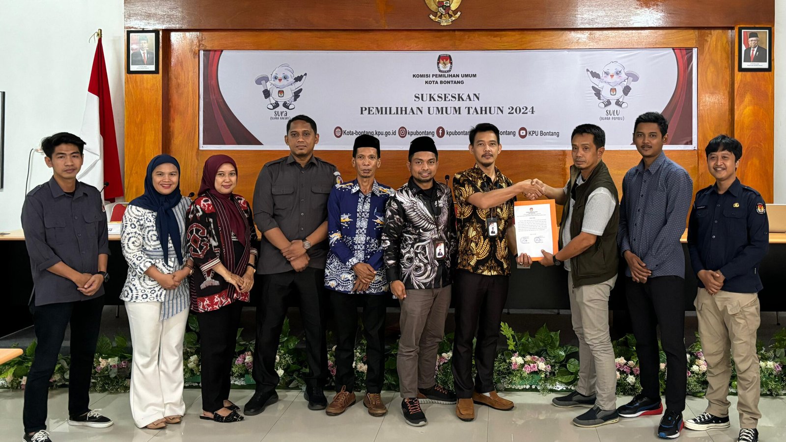 Foto bersama KPU, Bawaslu Bontang dan LO Bapaslon Basri-Dihin, Sabtu (1/6/2024).