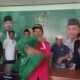 Pengurus PKB Bontang secara simbolis melepaskan atribut sebagai bentuk protes pemecatan Basri Rase, Sabtu (22/6/2024).
