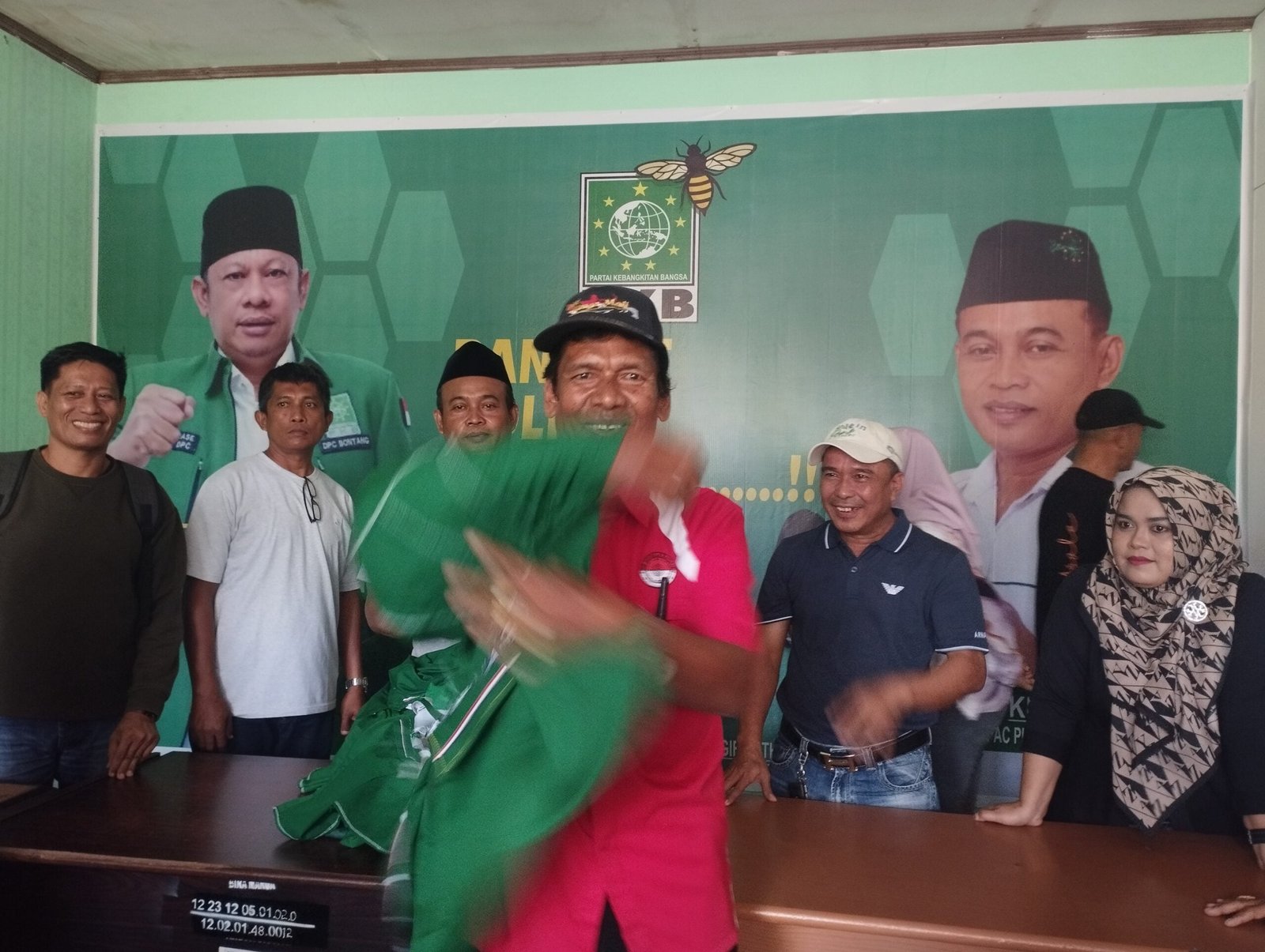 Pengurus PKB Bontang secara simbolis melepaskan atribut sebagai bentuk protes pemecatan Basri Rase, Sabtu (22/6/2024).