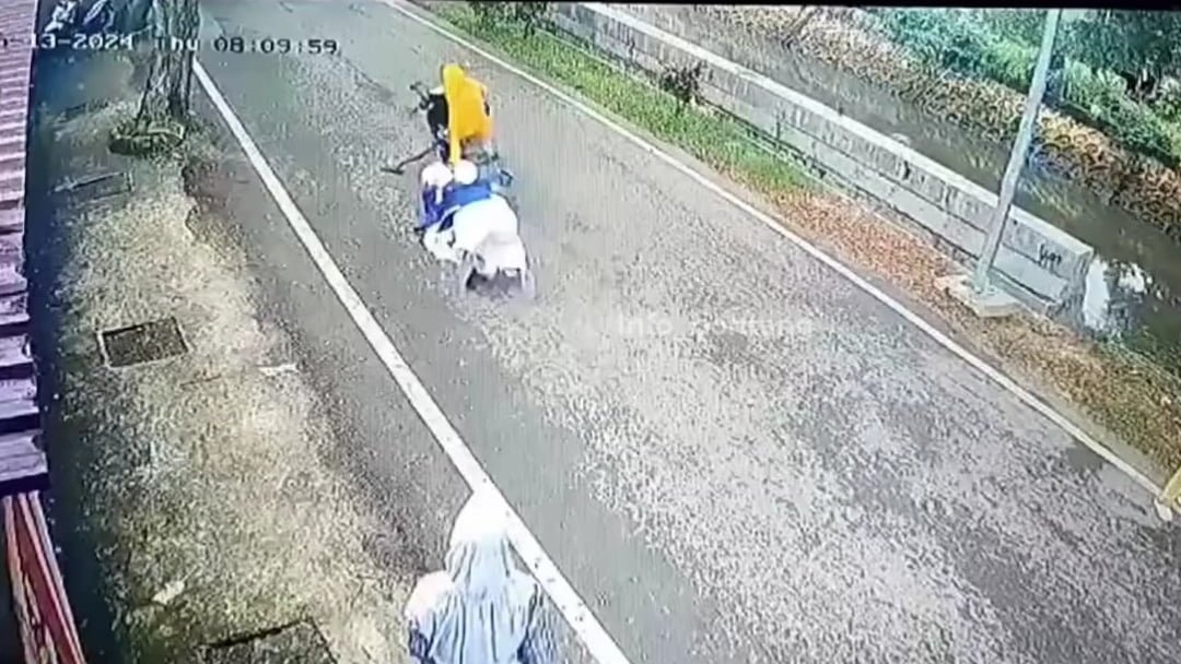Rekaman CCTV Jambret di depan SMP Negeri 7 Bontang, Kamis (13/6/2024). (FOTO: Tangkap Layar Info Bontang)