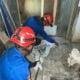 Rescue Damkar Bontang Lakukan Evakuasi Ular Kobra di Jl H.M Ardans, Senin (17/6/2024). (FOTO: Disdamkartan Bontang)