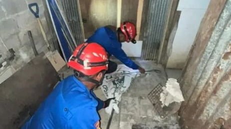 Rescue Damkar Bontang Lakukan Evakuasi Ular Kobra di Jl H.M Ardans, Senin (17/6/2024). (FOTO: Disdamkartan Bontang)