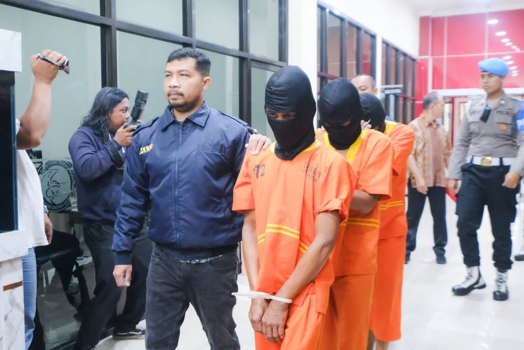 Tiga tersangka kasus narkoba digelandang polisi saat pemusnahan 10,4 sabu-sabu, Jumat (7/6/2024).