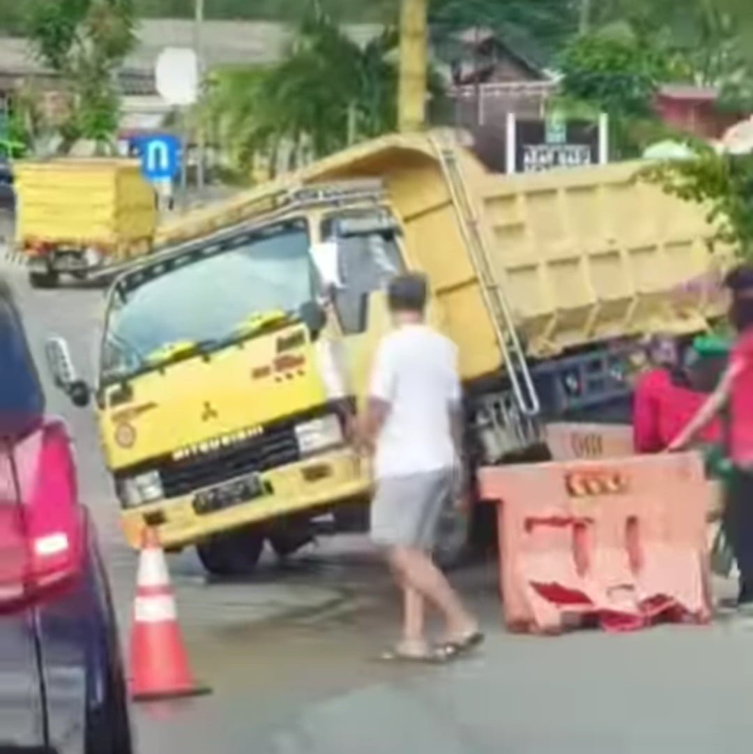 Sebuah truk mundur diduga karena tak kuat menanjak di simpang 4 RSUD Taman Husada Bontang, Kamis (20/6/2024).