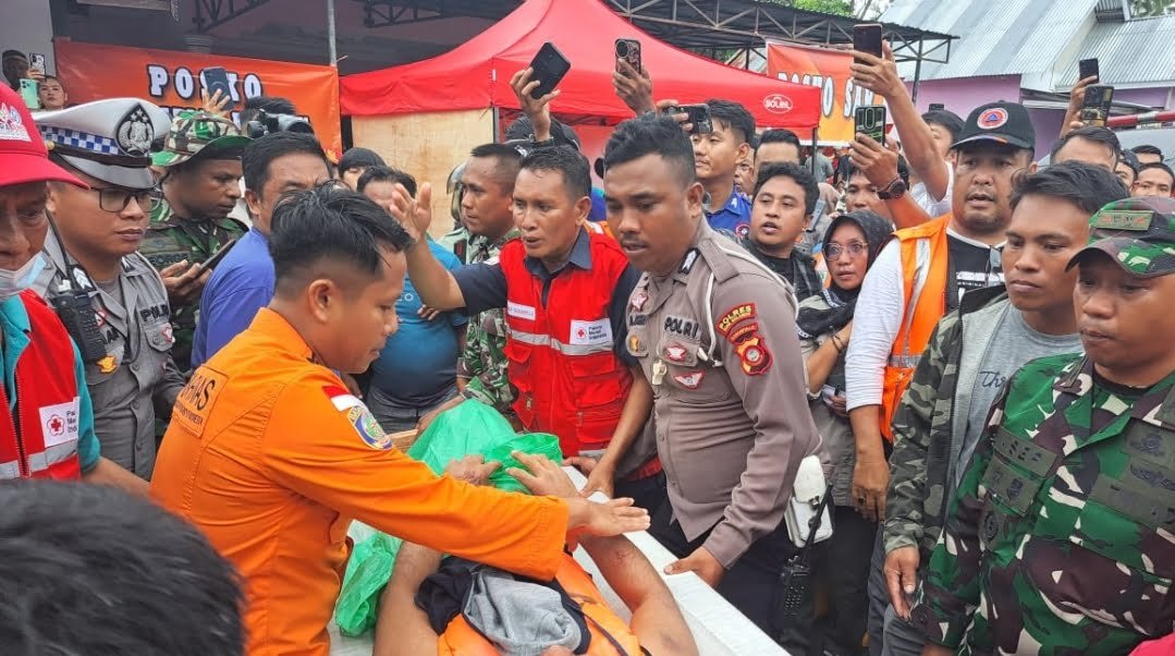 Proses evakuasi korban longsor tambang emas di Suwawa Timur.