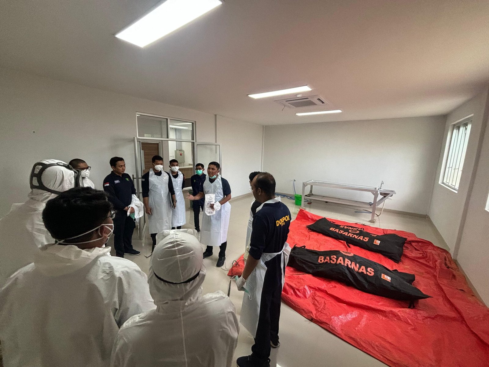 Tim dokter forensik Polri identifikasi korban longsor tambang emas di Suwawa Timur.