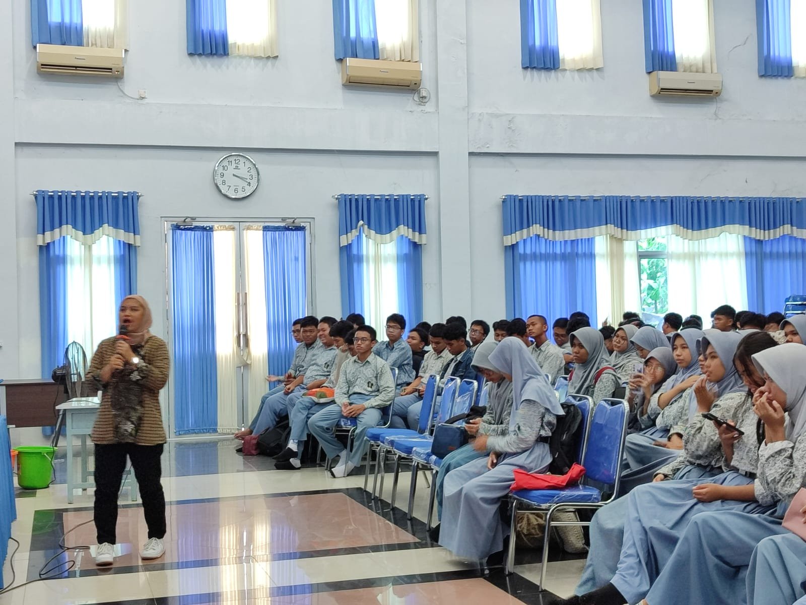 Sosialisasi pemilih pemula di SMA Negeri 1, oleh KPU Kota Bontang, Jumat (23/8/2024).