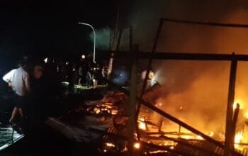 Kebakaran hebat melanda Kampung Selambai, Kelurahan Loktuan, Kecamatan Bontang Utara, pada Rabu (23/10/2024) dini hari.