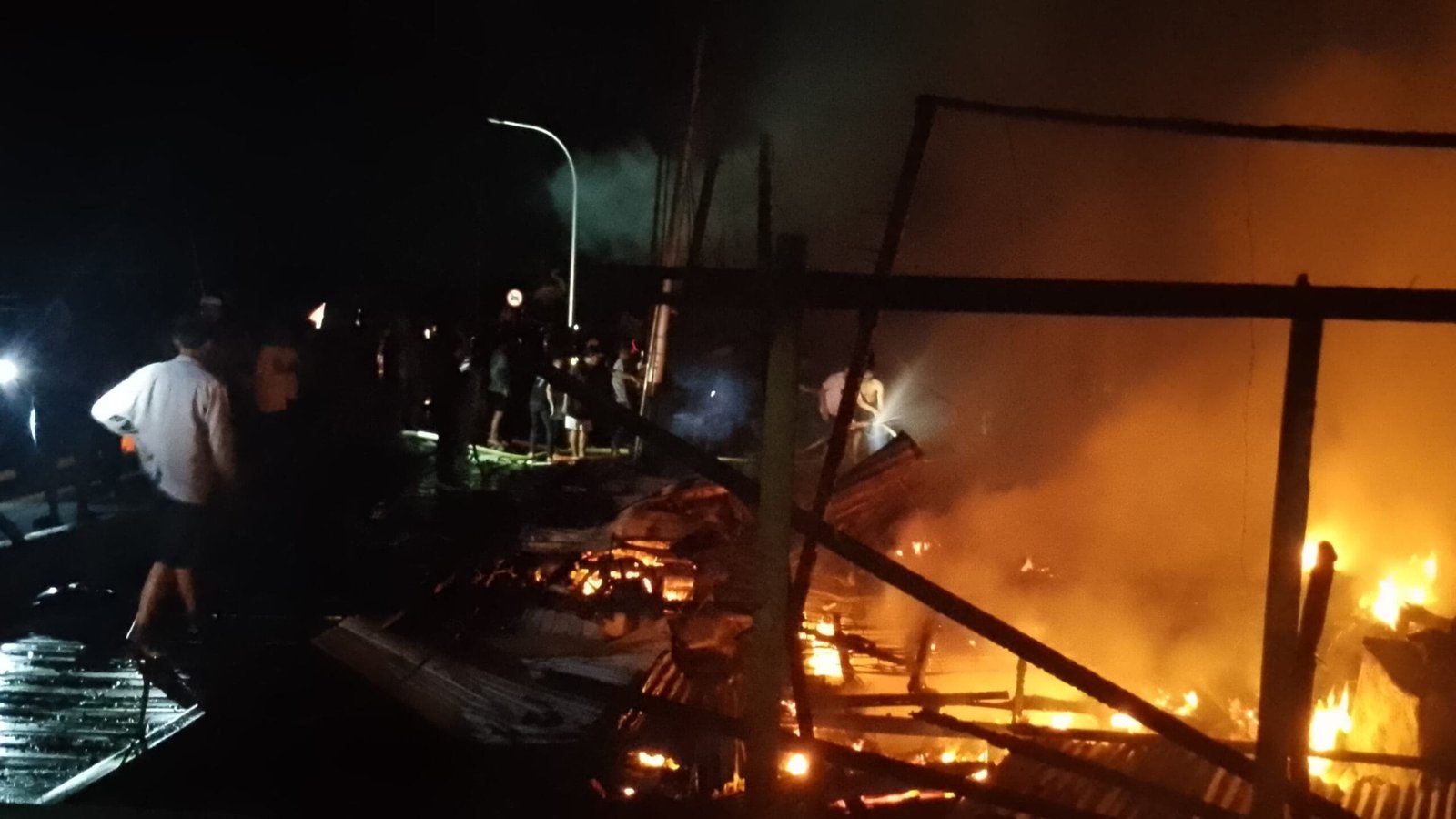 Kebakaran hebat melanda Kampung Selambai, Kelurahan Loktuan, Kecamatan Bontang Utara, pada Rabu (23/10/2024) dini hari.