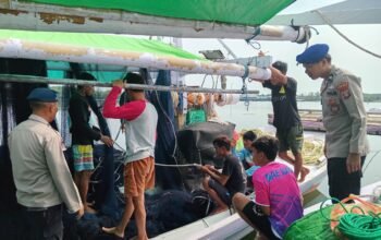 Polairud Polres Bontang Imbau Nelayan dan Pengunjung PPI Pembantu Berbas Pantai Hati-hati
