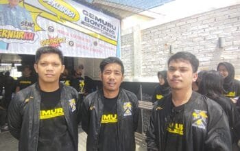 Ketua Gemuru Kaltim (tengah) Andre Afrizal didampingi Ketua Gemuru Bontang (kanan) Edwin Kornelius Pidoeng, dan Sekretaris Gemuru Kaltim (kiri) Irwan.