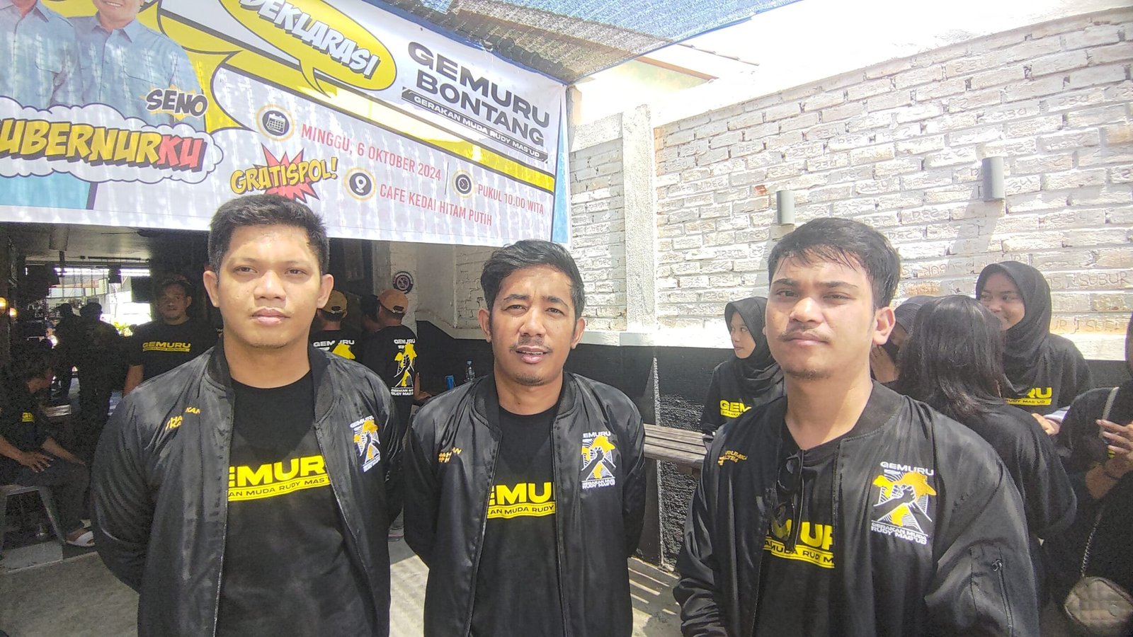 Ketua Gemuru Kaltim (tengah) Andre Afrizal didampingi Ketua Gemuru Bontang (kanan) Edwin Kornelius Pidoeng, dan Sekretaris Gemuru Kaltim (kiri) Irwan.