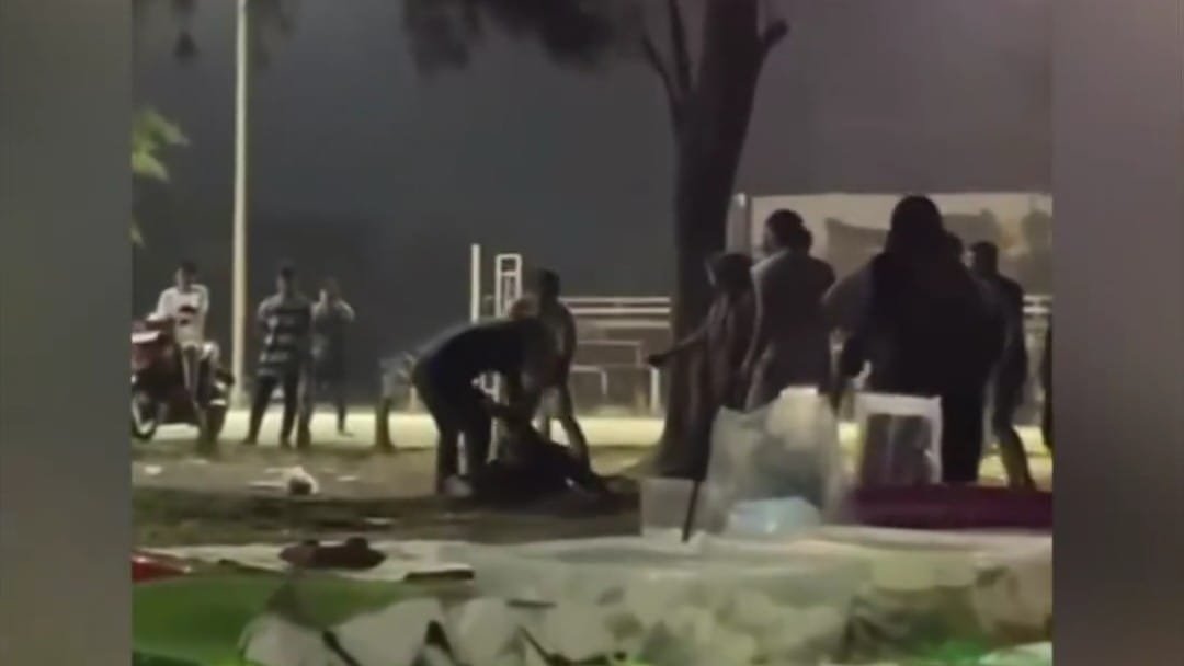 Tangkap layar video keributan yang terjadi di Lapangan Kampung Baru, Kelurahan Satimpo, Kecamatan Bontang Selatan, Kamis (3/10/2024) malam.