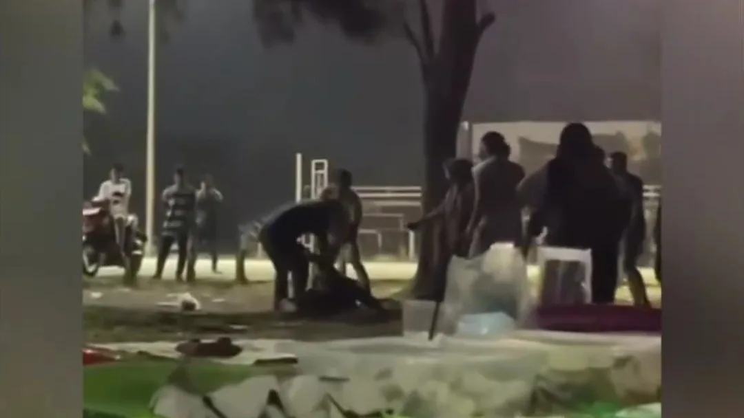 Tangkap layar video keributan yang terjadi di Lapangan Kampung Baru, Kelurahan Satimpo, Kecamatan Bontang Selatan, Kamis (3/10/2024) malam.