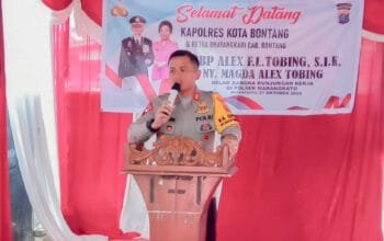 Kapolres Bontang, AKBP Alex F.L Tobing saat menyampaikan amanatnya ke jajaran Polsek Marangkayu