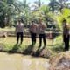 Kapolres Bontang, AKBP Alex F.L Tobing saat melakukan kunjungan ke salah satu budidaya ikan tawar di Pagung, Bontang Lestari, Senin (4/11/2024).
