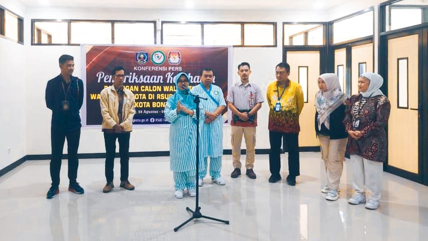 Pasangan Neni-Agus selesai pemeriksaan kesehatan Pilkada Bontang 2024.