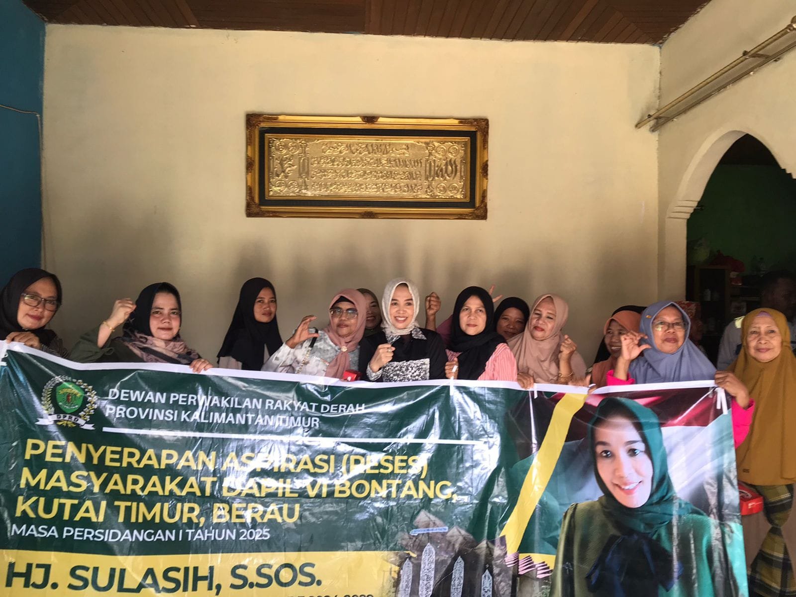 Anggota DPRD Kaltim, Sulasih (tengah) berfoto bersama usai mendengarkan aspirasi masyarakat Bontang, Senin (13/1/2025).