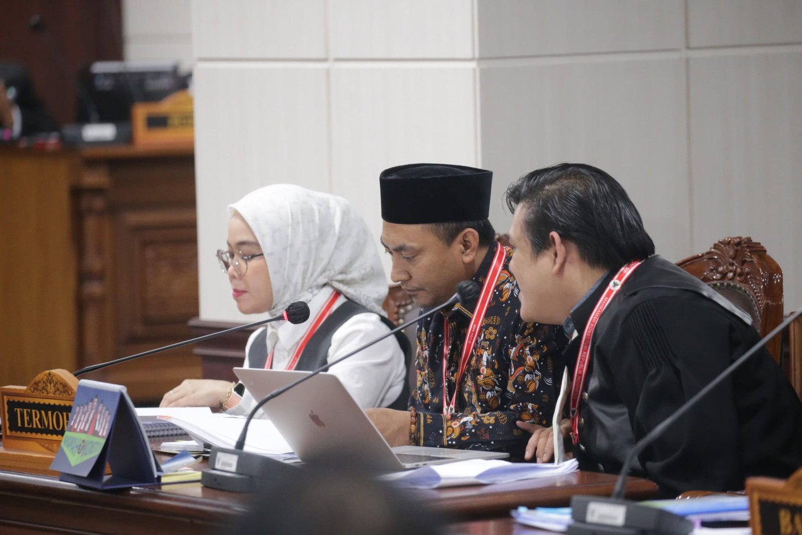 Koordinator Divisi Hukum, Asri Hamid (tengah) saat sidang sengketa Pilkada di Mahkamah Konstitusi (MK), Senin (20/1/2025).