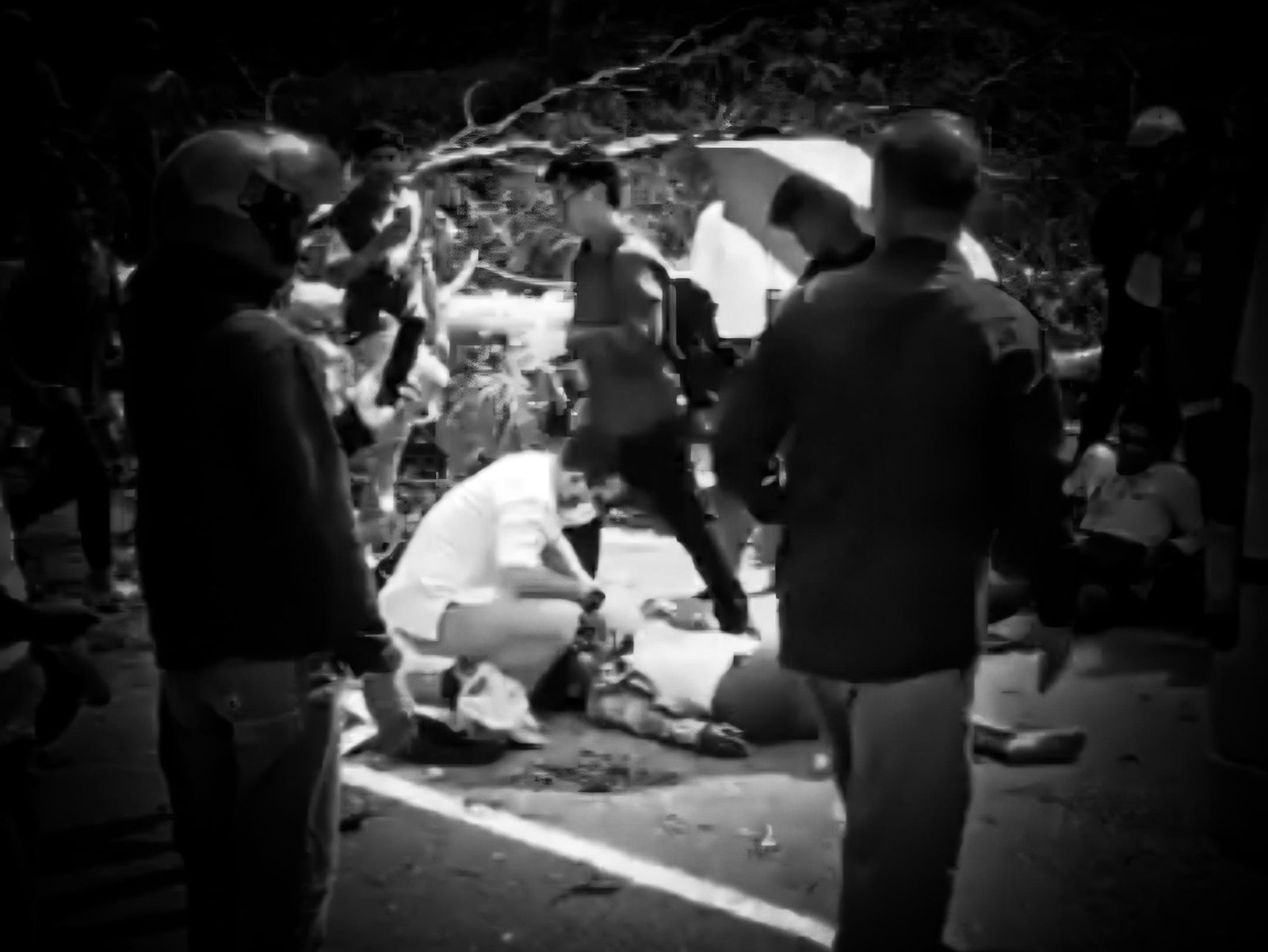 Dua warga tertimpa pohon tumbang di Jl Pupuk Raya, Selasa (25/2/2025).