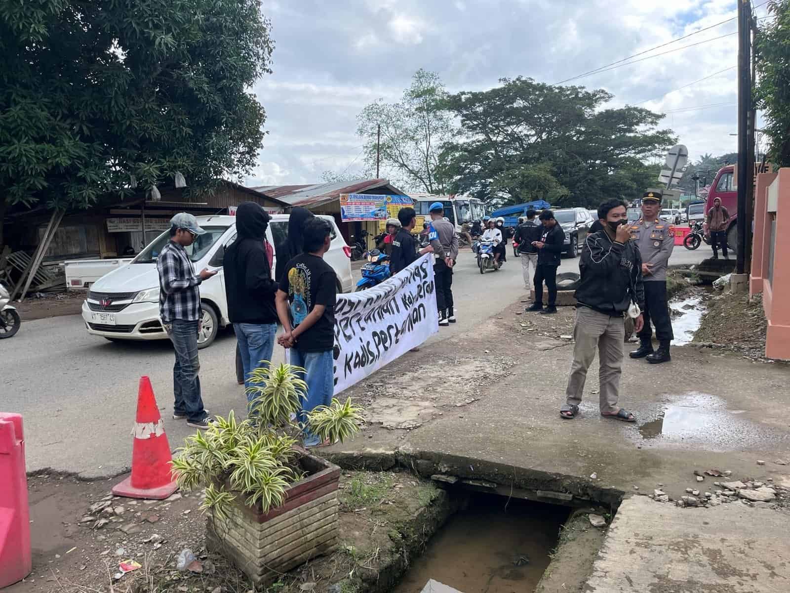 Aliansi Pemuda Berau melakukan aksi unjuk rasa di depan kantor Dinas Pertanian Kabupaten Berau, Jumat (28/5/2025).