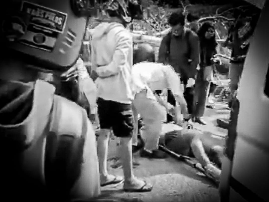 Salah satu korban tertimpa pohon di jalan tembus PKT, Selasa (25/2/2025).