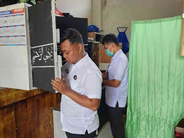 Dua petugas lapas Bontang melakukan pemeriksaan di kamar hunian warga binaan.