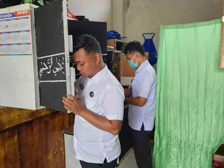 Dua petugas lapas Bontang melakukan pemeriksaan di kamar hunian warga binaan.