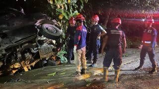 Mobil Pickup Terguling di Jalan Pupuk Raya Bontang