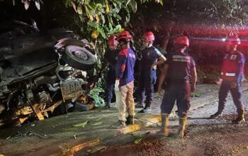 Mobil Pickup Terguling di Jalan Pupuk Raya Bontang