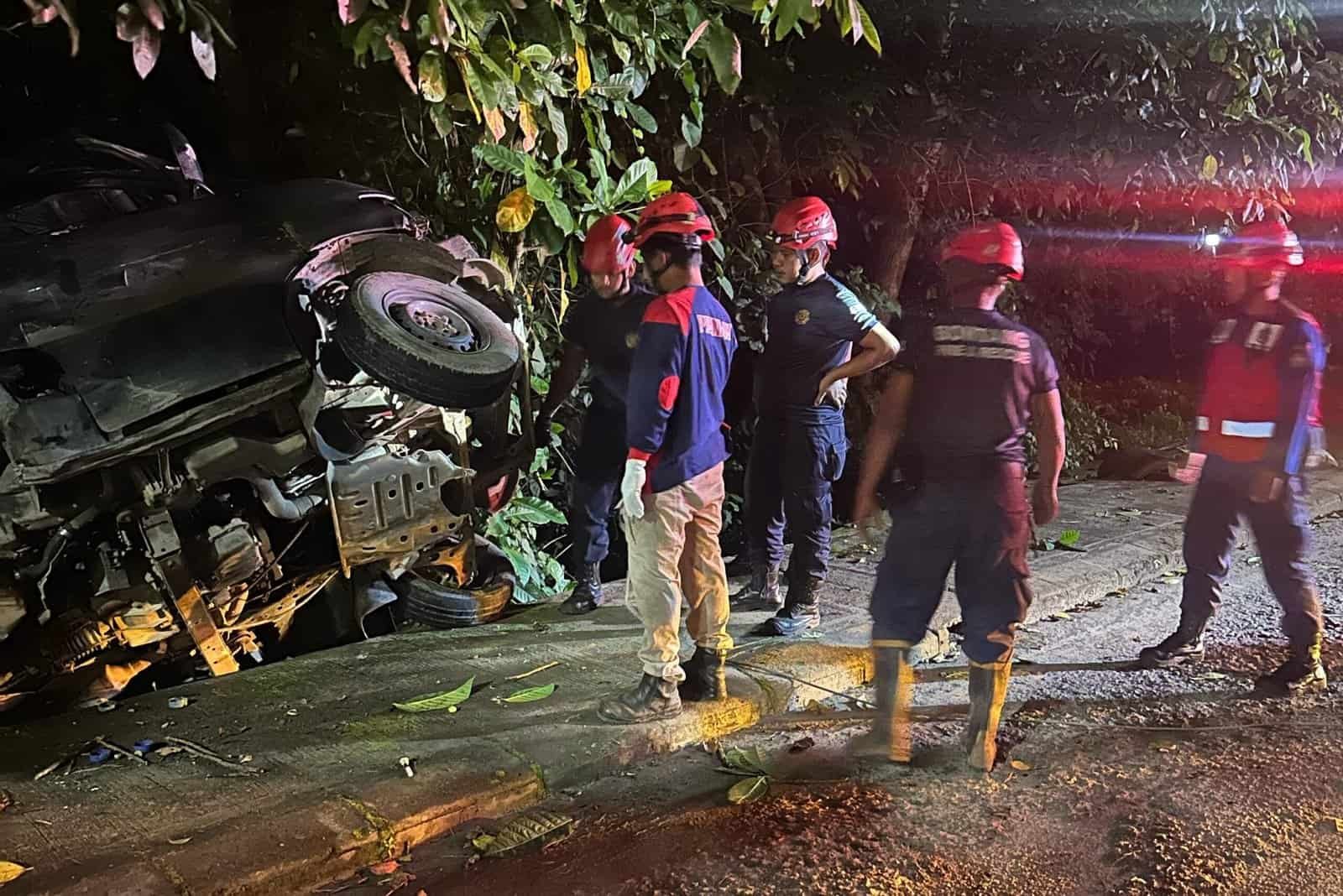 Sebuah mobil pickup terguling di Jalan Pupuk Raya, Bontang, Minggu (2/3/2025).