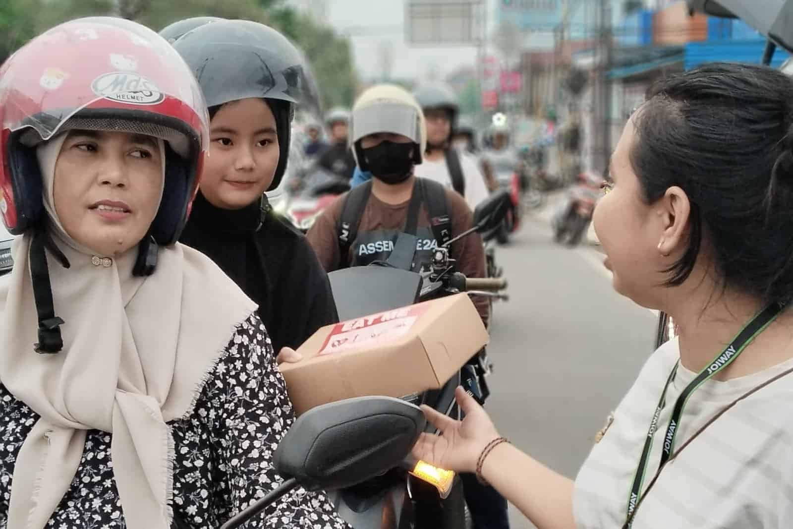 Warkop Delawwa Berbagi Takjil
