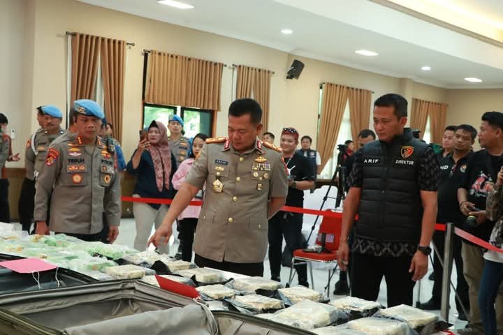 Polda Kaltim berhasil ungkap peredaran sabu dan ganja.