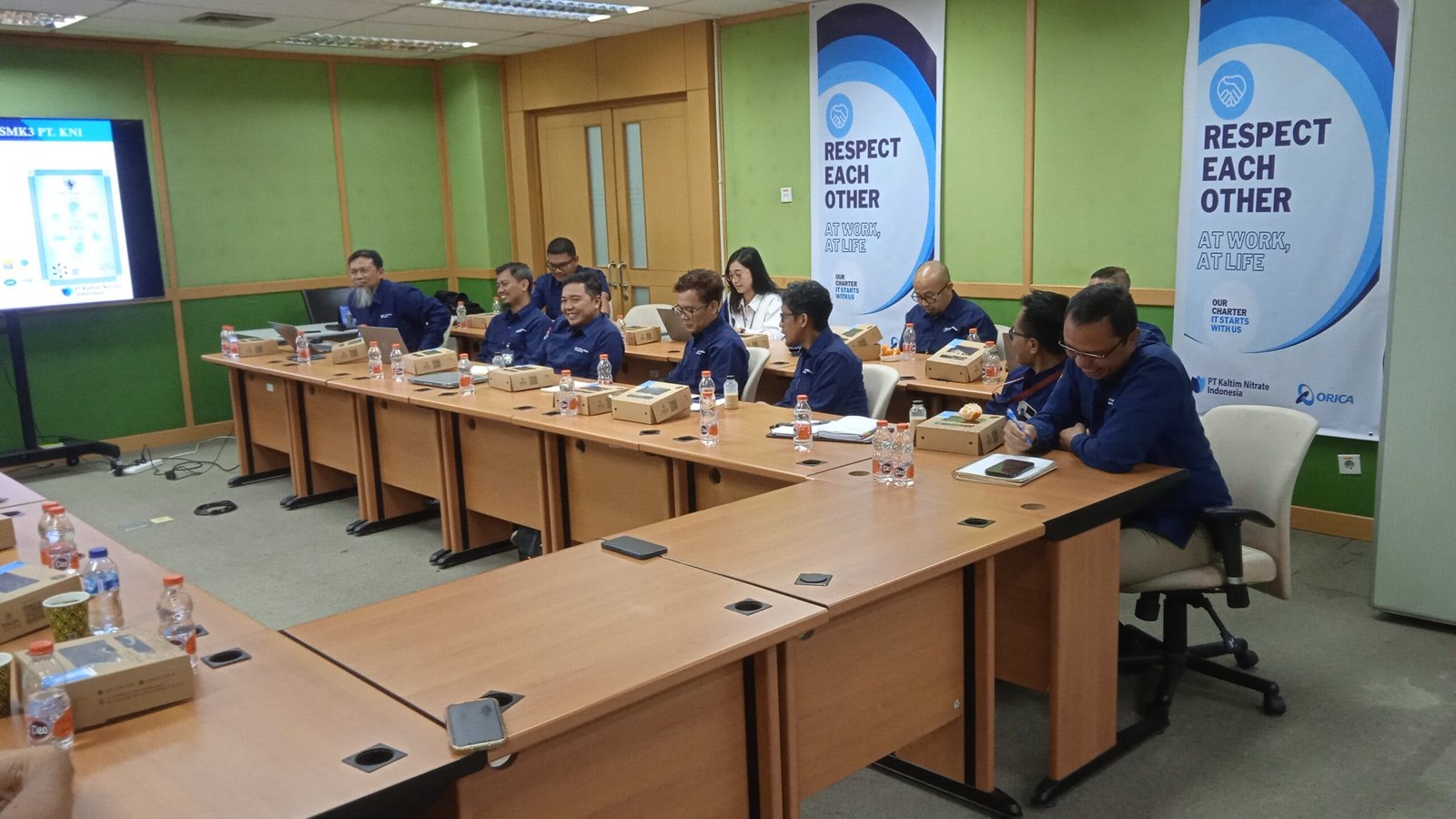 Manajemen PT KNI saat menerima kunjungan kerja DPRD Bontang, Senin (21/4/2025).