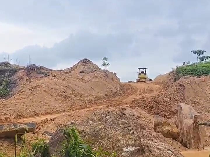 Aktivitas tambang galian c ilegal di wilayah Kelurahan Kanaan masih terus beroperasi hingga Selasa, 22 April 2025.