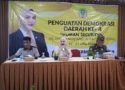 Shemmy Permata Sari saat menggelar sosialisasi Penguatan Demokrasi Daerah ke-4 di Hotel Tiara Surya, Jumat (25/4/2025).