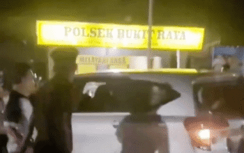 Puluhan Debt Collector Keroyok Wanita di Depan Polsek