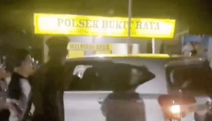 Puluhan Debt Collector Keroyok Wanita di Depan Polsek