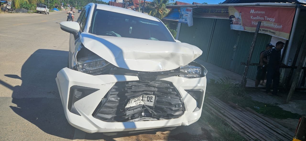 Kondisi mobil dua anggota DPRD Bontang tampak ringsek usai alami kecelakaan.