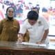 Ketua DPRD Bontang, Andi Faizal Sofyan Hasdam saat menandatangani berkas Musrembang RPJMD, Senin (19/5/2025).